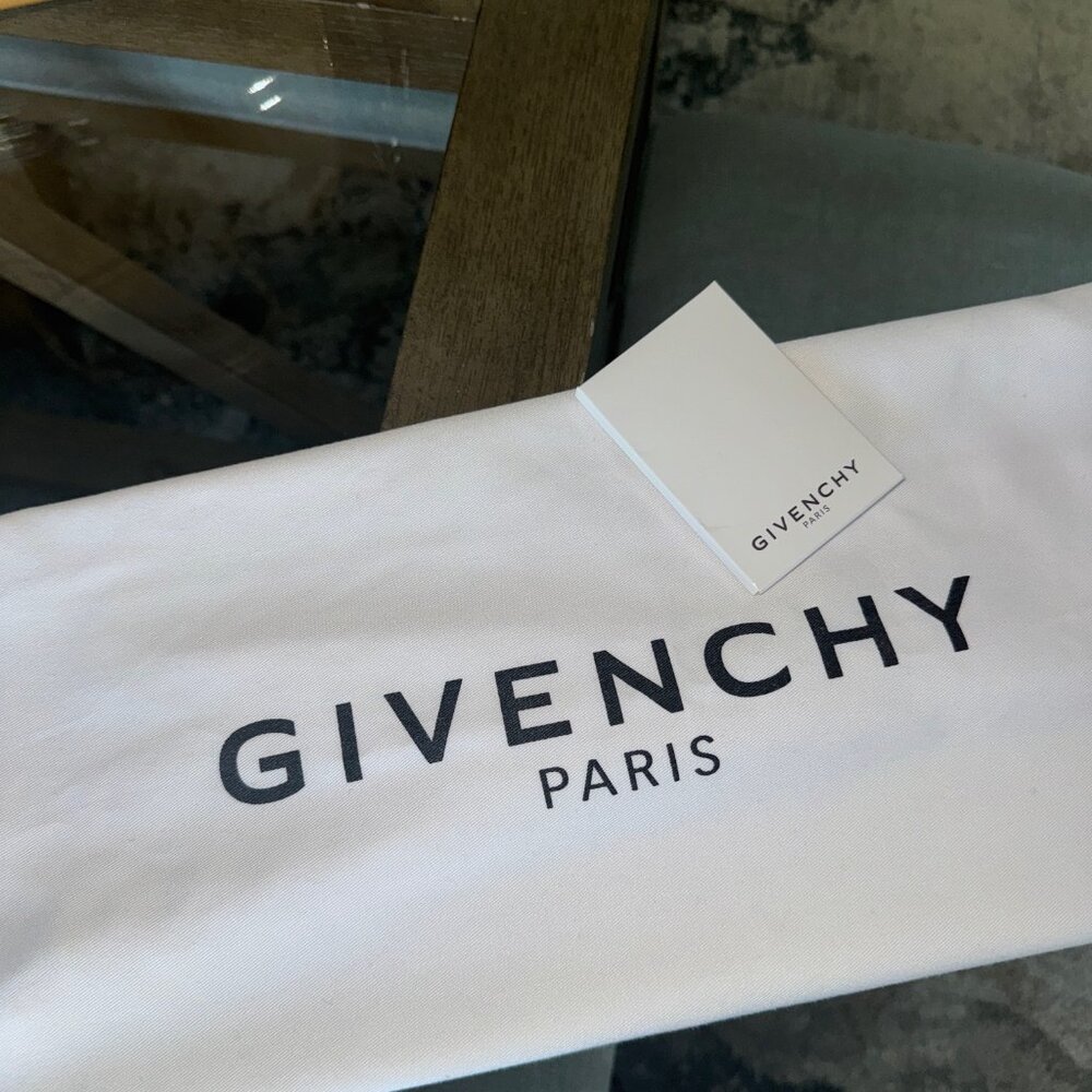 GIVENCHY PATENT LEATHER Antigona Beige Small - Picture 8 of 8